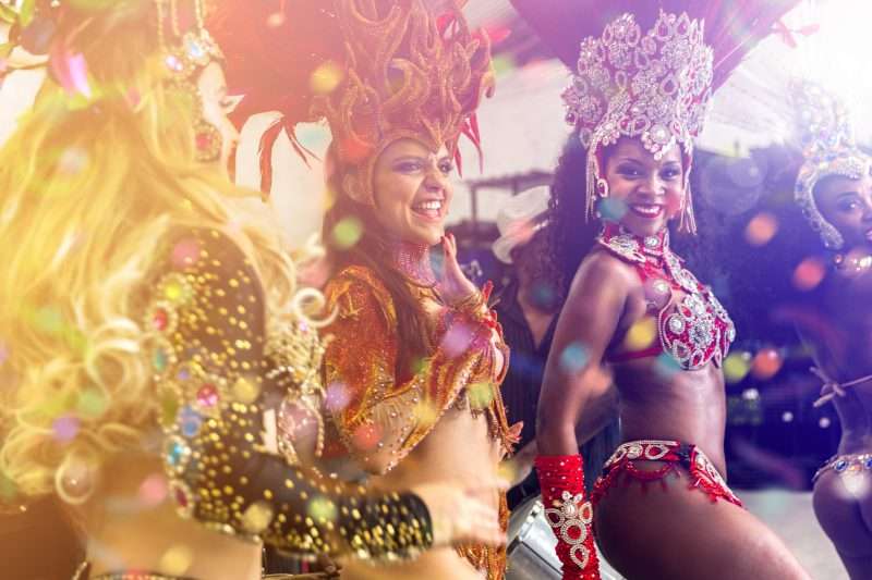 Carnaval de Barranquilla - Mujeres bailando durante un carnaval se visten con trajes de colores con strass.