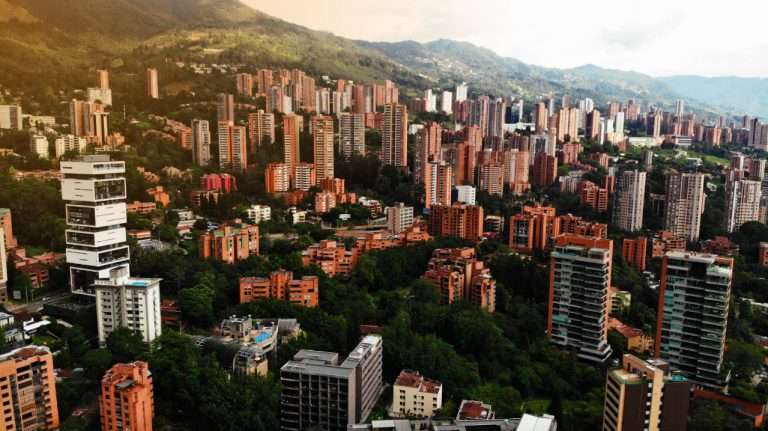 Vista aérea del barrio del Poblado en Medellín Colombia durante el atardecer con las montañas al fondo