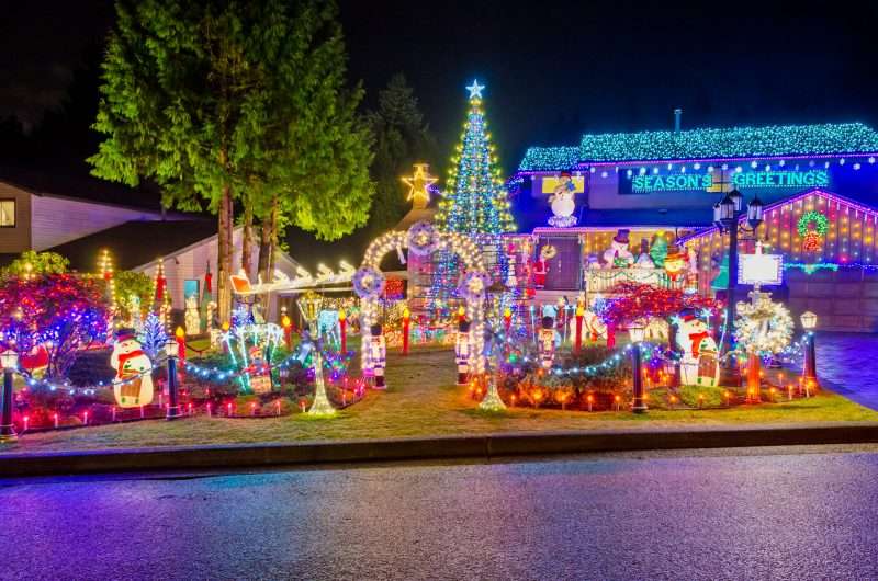Casa grande decorada con muchas luces de colores para el show de Navidad de los Alumbrados en Medellín Colombia