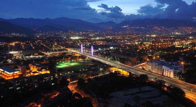 Vista nocturna de Medellín con todas las hermosas luces de la ciudad. 
