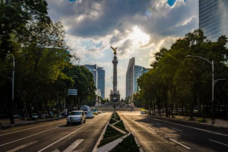 Paseo de La Reforma avenue and Angel of Independence Monument - Mexico City room to rent